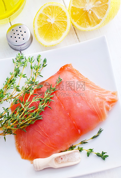 白盘上的生鲑鱼 有百香和盐胡椒鱼片产品百里香石板宏观食物迷迭香午餐草本植物图片