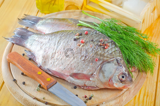 新鲜鲤鱼海鲜池塘桌子香料烹饪木板市场饮食淡水蔬菜图片