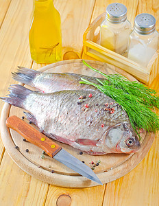 新鲜鲤鱼烹饪美食蔬菜桌子香菜厨房游泳海鲜木板市场图片