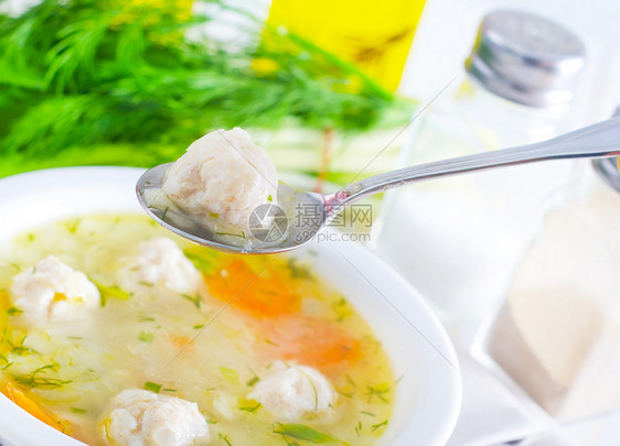 带肉球的新鲜汤面条饮食面包猪肉美食煮沸午餐肉汤蔬菜洋葱图片