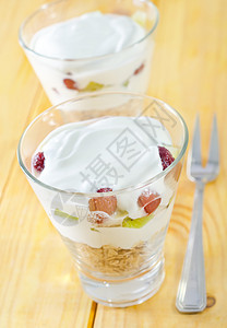 酸奶和燕麦片片早餐玻璃牛奶玉米薄荷薄片盘子玉米片勺子奶制品图片