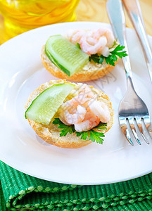 含有虾的鳄梨沙拉香料叶子食物传统桌子柠檬美食水果香菜图片