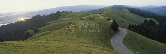 全景景观荒野旅行生态场景阳光美丽草地土地土壤季节图片