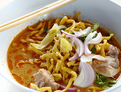 Khao Sawy 北泰国面条咖喱汤美食食物生活方式餐厅草本植物兰纳风格黄色草本午餐图片
