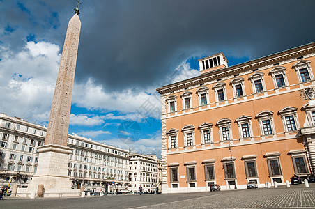 在罗姆人的Labal-Ital地区Lultano广场的方尖碑和后宫图片