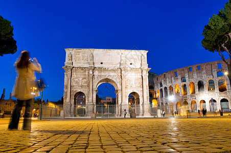 Colosseo和夜观与罗姆人游客图片