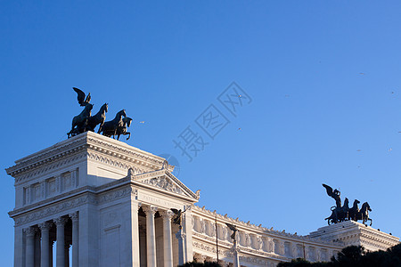 黑暗雕像和白色建筑水平大理石天空马术城市蓝色金属柱子石头纪念碑图片