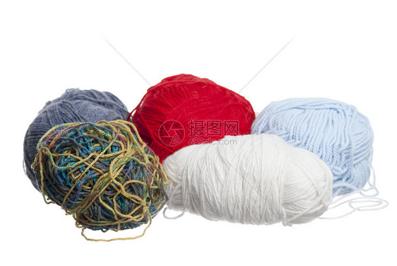 白色背景上的多彩色双眼针线活细绳材料手工钩针羊毛工艺编织纺织品缝纫图片