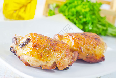 炸鸡沙拉鸡腿香料面包胡椒平底锅家禽烹饪蔬菜小吃图片