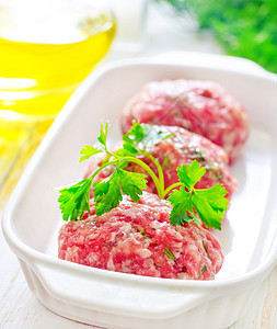 白碗里生肉球肉丸餐厅营养牛肉地面厨房馅饼屠夫红色猪肉图片