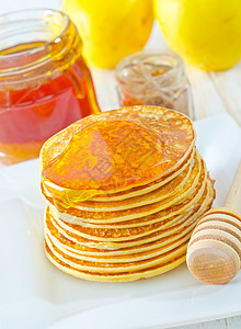 煎饼饼饮食木板餐具营养蜂蜜食物玻璃杯子食谱早餐图片