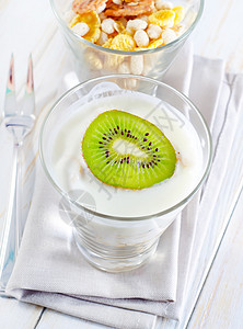 杯子里的新鲜酸奶和梅斯利小麦水果甜点营养排毒奶制品午餐纤维谷物牛奶图片