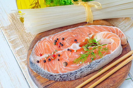 鲑鱼盐渍寿司美食产品胡椒食物香菜牛扒柜台鱼片图片