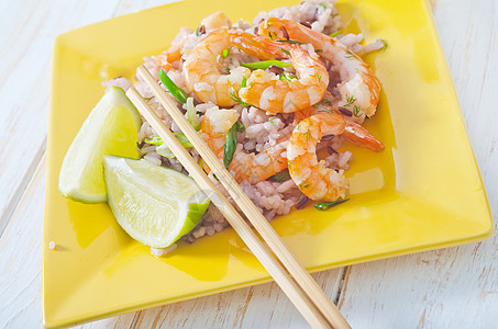 大米和虾虾产品柠檬裙子盘子橙子烹饪饮食食物灼烧韭葱图片