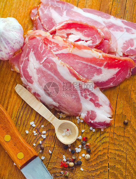 木板上配有香香味的培根草本植物熟食牛肉熏肉营养厨房食物静物桌子香菜图片