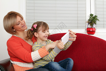 快乐的母亲和女儿与平板电脑Pc的乐趣图片