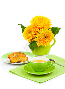 新鲜咖啡和美味的羊角面包和向日葵 白b图片