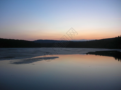 日落和湖泊公园天空辉光风景蓝色森林反射镜子黑色耀斑图片
