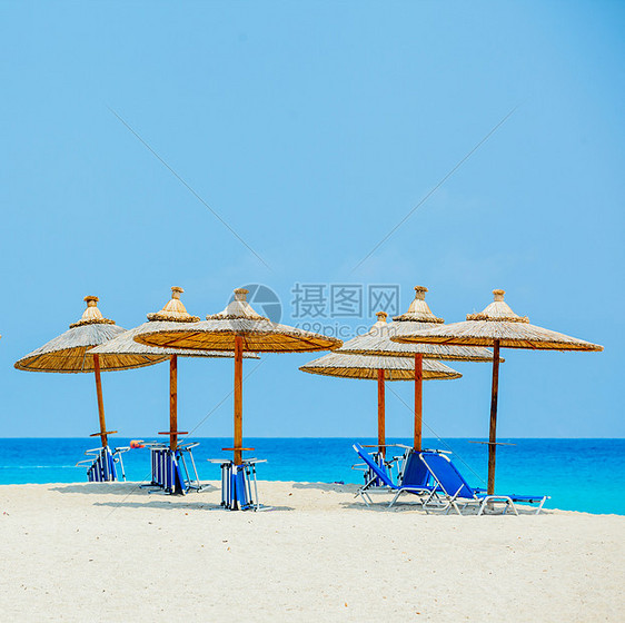 沙椅和雨伞海岸线海洋极乐孤独热带日光浴躺椅旅游天堂天空图片