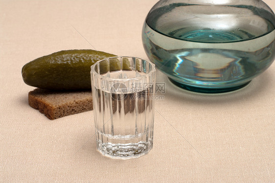 伏特加和点心面包食物团体饮料黄瓜棕色玻璃桌子盐渍液体图片