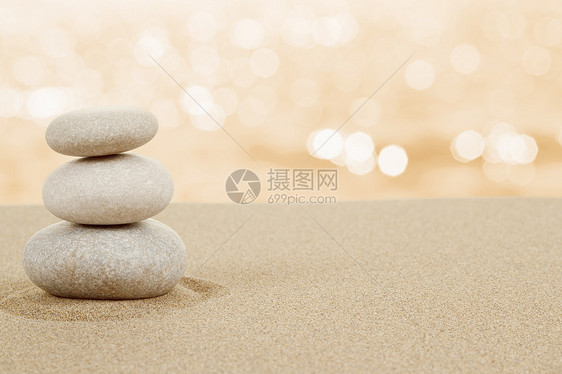 白沙中平衡的石块专注白色艺术海滩圆形精神生活场景头脑卵石图片