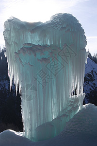 冰天使雪花自然光冰柱雪晶图片