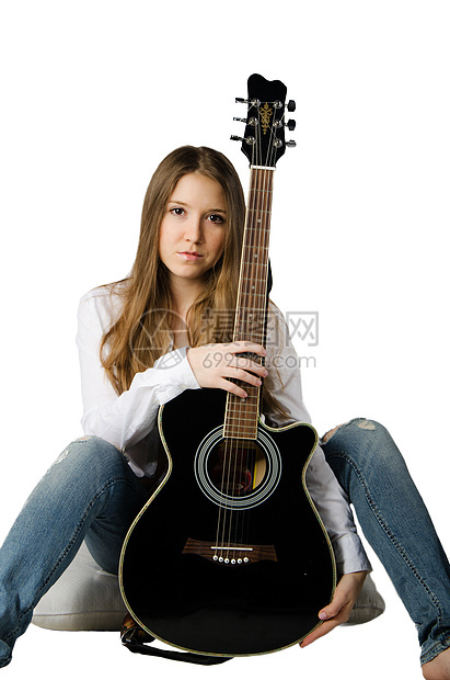 带着吉他美丽的女孩图片