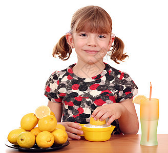快乐的小女孩做柠檬水图片