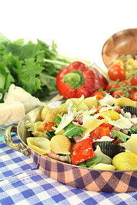 面粉锅餐巾盘子红色蔬菜绿色青菜乡村午餐熏肉萝卜图片