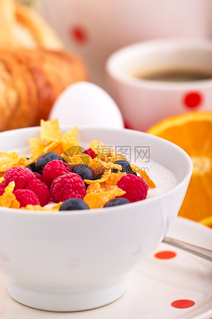 玉米和果子橙子健康羊角面包水果咖啡玉米片酸奶图片