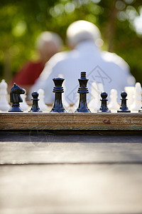 现职退休人员 两个老朋友在公园玩象棋老年人男人男性沉思思维时间挑战爱好老年棋盘图片