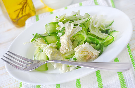 配有卷心菜和黄瓜的沙拉草药黄色绿色香菜饮食菠菜辣椒蔬菜盘子胡椒图片