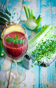 新鲜果汁活力饮食蓝色茴香美食水果地面叶子芹菜茶点图片