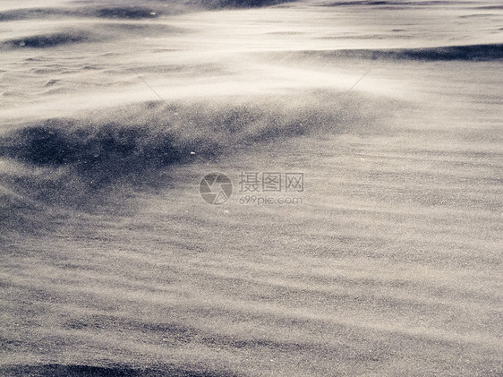 风飘雪 在雪地表面重飞环境阳光阴影降雪蓝色积雪礁石雪堆天气漂移图片