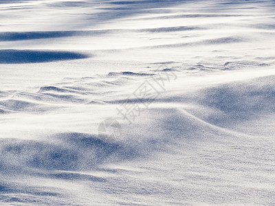 风飘雪 在雪地表面重飞阳光蓝色礁石漂流水晶雪层雪堆降雪环境积雪图片