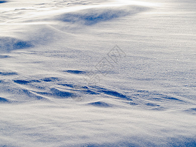 风飘雪 在雪地表面重飞水晶阳光蓝色阴影天气雪堆漂流降雪礁石气候图片