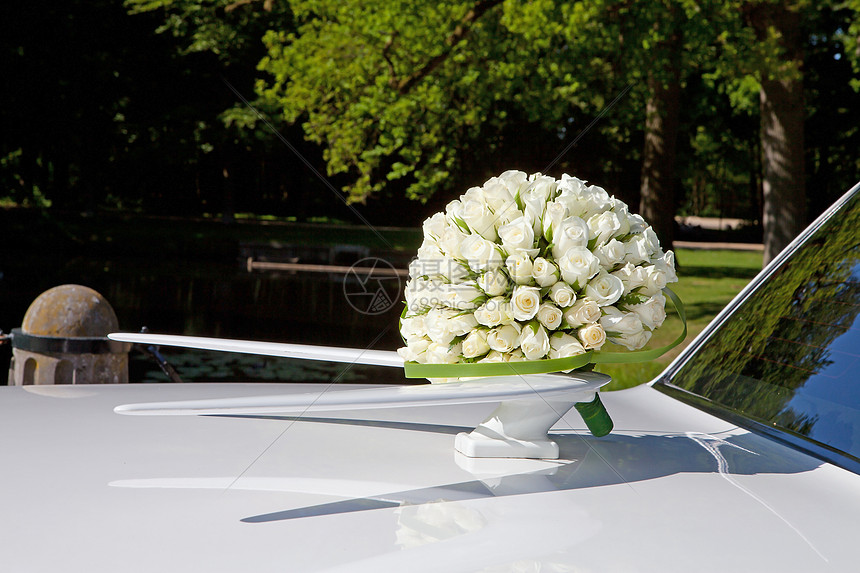 白车的婚礼花束图片
