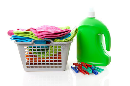 装满彩色折叠毛巾 钉子和机器人的洗衣篮洗涤剂家务篮子亚麻绿色别针织物瓶子洗衣店图片