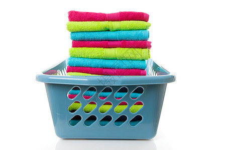装满彩色折叠毛巾的洗衣篮篮子织物家务粉色绿色蓝色洗衣店亚麻图片