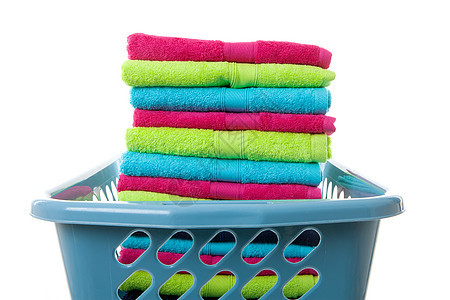 装满彩色折叠毛巾的洗衣篮亚麻粉色蓝色篮子织物洗衣店绿色家务图片