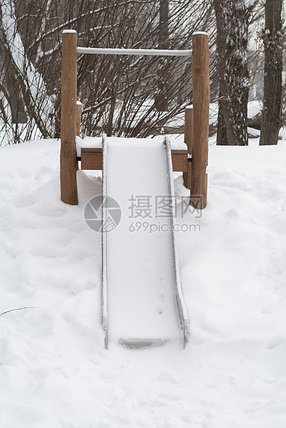 雪中覆盖的空幻灯片图片