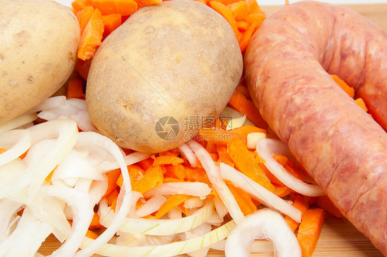 荷兰小屋点炖肉的成分木板萝卜食物洋葱蔬菜木头香肠土豆图片