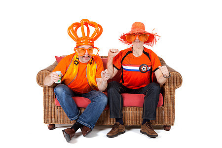 两个荷兰足球球迷观看比赛沙发欢呼眼镜游戏长椅扇子男人乐趣锦标赛运动图片