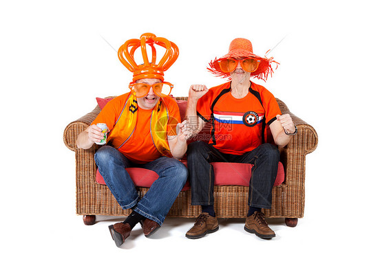 两个荷兰足球球迷观看比赛沙发欢呼眼镜游戏长椅扇子男人乐趣锦标赛运动图片