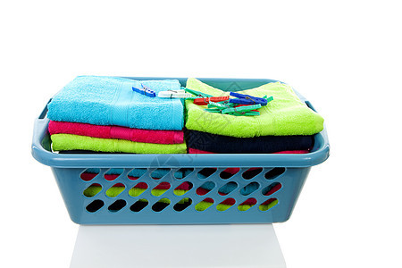 装满彩色折叠毛巾的洗衣篮钉子洗衣店篮子亚麻家务织物图片
