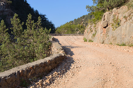 山中的道路森林岩石栅栏日落蓝色绿色木头季节荒野旅游图片