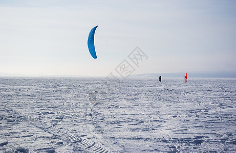 冬季风筝阳光飞行男人活动衣服装备冒险动作爱好滑雪图片