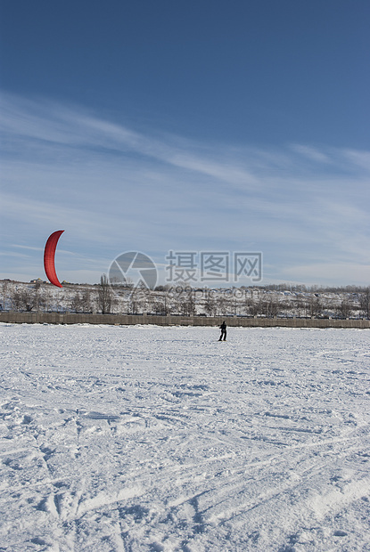 冬季风筝冲浪天空追求力量滑雪冒险动作太阳男人蓝色图片