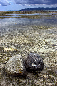 马那加斯卡和岩石蓝色海滩藻类反射全景蓝光石头图片