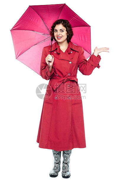 雨伞下的女人试图感受雨水图片